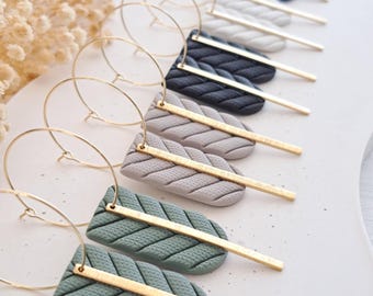 Handgefertigte Ohrhänger aus Polymerclay: Goldene Creolen, leichter Statement-Schmuck