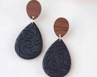 Tropfenförmige Hängeohrringe aus Polymerclay: Florales Design, leicht