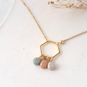 Collar minimalista con letra inicial hecho a mano / Collar con letra delicada / Collar familiar personalizado con nombres de niños / Joyas con nombre / Regalo para ella
