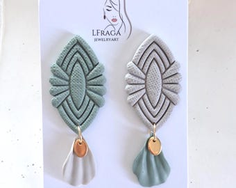 Pendientes de arcilla polimérica neutra con diseño floral, hechos a mano.