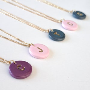 Collar de letras iniciales hecho a mano / Collar de letras delicadas / Collar familiar personalizado nombres de niños / Joyería de collar de nombre / Regalo para ella