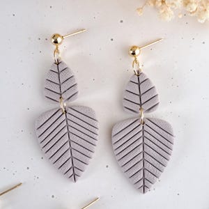 Neutrale Blattohrringe aus Polymer Clay: 18K Vergoldete Ohrringe