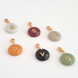 Pendentifs lettre initiale personnalisés / Ajoutez une breloque initiale délicate faite à la main / Breloque personnalisée avec noms de famille pour enfants / Cadeau pour elle