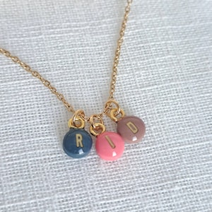 Collar con mini letras iniciales hecho a mano / Collar con letras delicadas / Collar familiar personalizado con nombres de niños / Collar con nombre / Regalo para ella