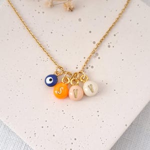 Colar feito à mão com letra inicial/colar delicado com letras/colar de família personalizado com nomes de crianças/jóias de nome/presente para ela
