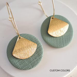 Brincos de argola em argila polimérica neutra, brincos pendentes banhados a ouro.