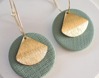 Ohrringe aus neutralem Polymerclay, vergoldete Hängeohrringe