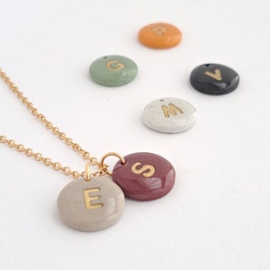 Collar con letra inicial hecho a mano / Collar con letra delicada / Collar familiar personalizado con nombres de niños / Joyas con nombre / Regalo para ella
