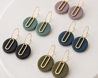 Ohrringe aus neutralem Polymerclay, Statement-Ohrhänger mit goldenen Akzenten