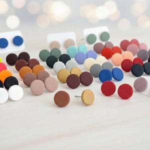 Set di orecchini a bottone in argilla fatti a mano: mini borchie colorate, ipoallergeniche