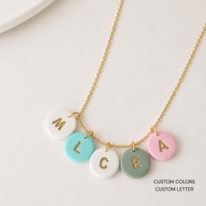 Handgefertigte Initialen-Halskette: Polymer Clay, vergoldete Kette