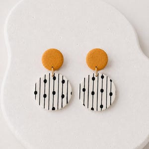Brincos artesanais de argila polimérica com bolinhas: design pendente neutro