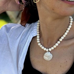 貝殻ネックレス、天然牡蠣殻チャームネックレス、マルチチャームネックレス、女性用貝殻ネックレス、マーメイドジュエリー、サマージュエリー