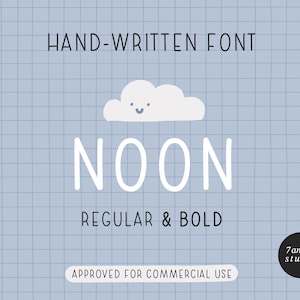 Könnte beinhalten: Handschriftliche Schriftart namens "NOON" in Weiß auf blauem Gitterhintergrund. Die Schriftart ist in den Stilen Regular und Bold verfügbar. Eine weiße Wolke mit einem Smiley befindet sich über dem Wort "NOON". Der Text "HAND-WRITTEN FONT", "REGULAR & BOLD" und "APPROVED FOR COMMERCIAL USE" ist ebenfalls im Bild enthalten. Der Text "7am studio" befindet sich in einem schwarzen Kreis in der unteren rechten Ecke des Bildes.
