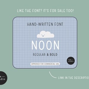 Op de afbeelding: Een blauwe en witte afbeelding met de tekst "HAND-WRITTEN FONT" en "NOON" in een handschrift. De afbeelding bevat ook een kleine wolk met een smiley. De tekst "REGULAR & BOLD" en "APPROVED FOR COMMERCIAL USE" is ook inbegrepen. De afbeelding is omgeven door een blauw raster.