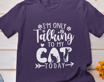 Peut inclure: T-shirt violet avec un texte blanc qui dit "Je ne parle qu'à mon chat aujourd'hui" avec un cœur et deux silhouettes de chats.