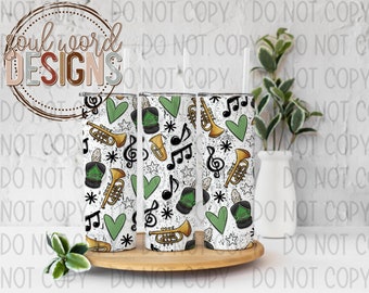 Puede incluir: Tres vasos blancos con un diseño de notas musicales, estrellas, corazones y un sombrero de banda de marcha. Los vasos están sobre un posavasos de madera.