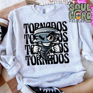 Peut inclure: Sweat-shirt gris avec un graphique de tornade de dessin animé et le texte "TORNADOS TO TO TORNADOS".