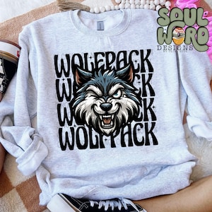 Puede incluir: Sudadera gris con un gráfico de lobo negro y el texto "Wolfpack" repetido varias veces.