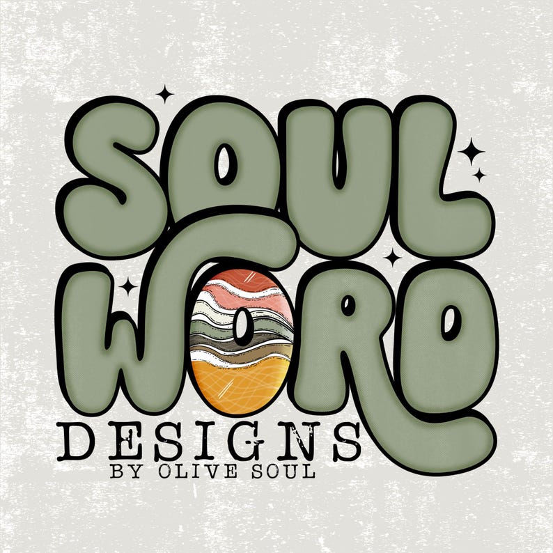 Puede incluir: Un logotipo verde y negro con el texto "Soul Word Designs by Olive Soul". La palabra "Soul" est&aacute; en letras grandes y estilizadas, y la palabra "Word" est&aacute; en letras m&aacute;s peque&ntilde;as y estilizadas. Un c&iacute;rculo colorido y rayado se encuentra entre las palabras.
