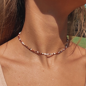 Collier marron multicolore avec perles de rocaille