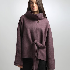 MAUD oversized wikkeljas van gekookte wol met riem, minimalistische oversized trui, lentejas met trechterhals, op Japan geïnspireerde kimono
