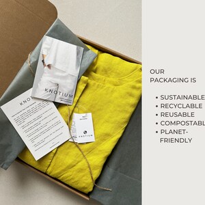 Puede incluir: Una prenda de lino amarilla est&aacute; empaquetada en una caja marr&oacute;n con papel de seda. La caja est&aacute; etiquetada con la palabra "KNOTIUM". El texto "OUR PACKAGING IS" est&aacute; escrito en negro sobre un fondo blanco. Debajo del texto, hay vi&ntilde;etas que enumeran lo siguiente: "SUSTAINABLE", "RECYCLABLE", "REUSABLE", "COMPOSTABLE", "PLANET-FRIENDLY".