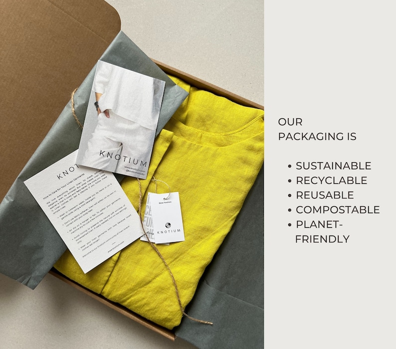 Puede incluir: Una prenda de lino amarilla est&aacute; empaquetada en una caja marr&oacute;n con papel de seda. La caja est&aacute; etiquetada con la palabra "KNOTIUM". El texto "OUR PACKAGING IS" est&aacute; escrito en negro sobre un fondo blanco. Debajo del texto, hay vi&ntilde;etas que enumeran lo siguiente: "SUSTAINABLE", "RECYCLABLE", "REUSABLE", "COMPOSTABLE", "PLANET-FRIENDLY".