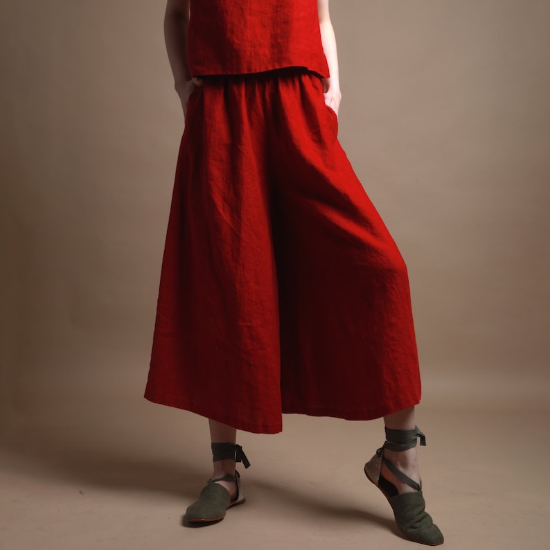Puede incluir: Un pantal&oacute;n ancho de lino rojo con un corte holgado y una cintura ancha.
