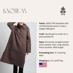 Puede incluir: Un abrigo de lana hervida marr&oacute;n de gran tama&ntilde;o con mangas largas y bolsillos de parche. El abrigo de largo midi tiene un cuello alto y est&aacute; hecho a mano. La marca "KNOTIUM" est&aacute; en la parte superior izquierda.