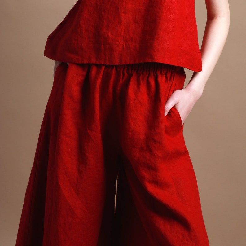 Puede incluir: Un conjunto de top y pantal&oacute;n de lino rojo. El top tiene un corte holgado y una longitud recortada. El pantal&oacute;n tiene una pierna ancha y una c&oacute;moda cintura el&aacute;stica.