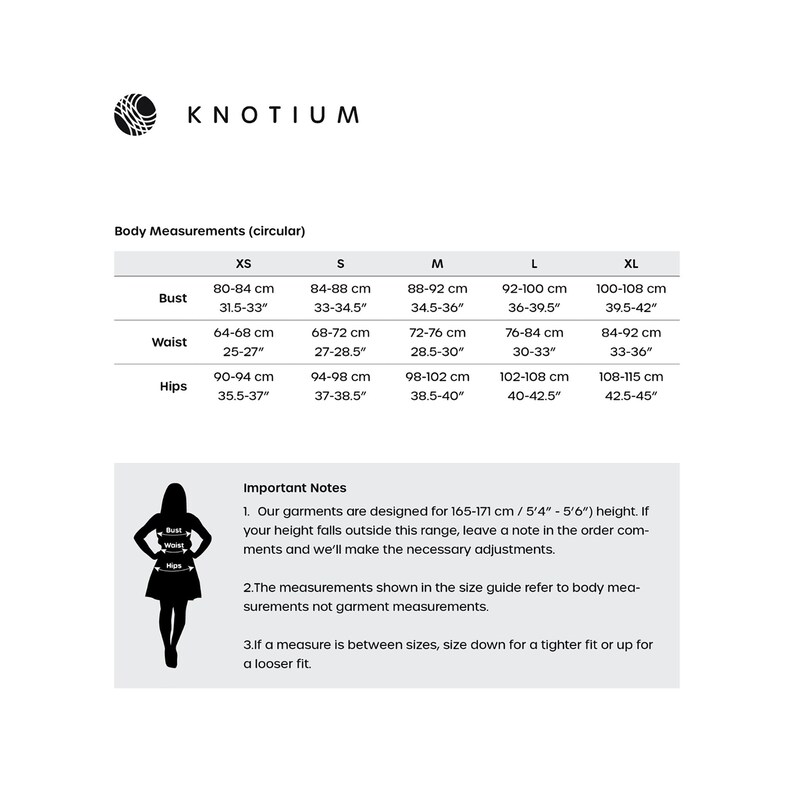 Puede incluir: Una tabla de tallas para ropa con medidas en pulgadas y cent&iacute;metros. La tabla incluye las tallas XS, S, M, L y XL. La tabla muestra las medidas de busto, cintura y caderas.