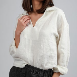 Chemise en lin décontractée sans bouton avec col fendu NOVA, chemise boyfriend en lin, haut classique ample pour femme, vêtements d'automne en lin KNOTIUM image 3