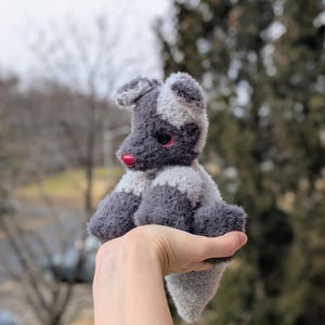 Op de afbeelding: Een handgemaakte houten serveerschaal met een natuurlijke afwerking. De rechthoekige schaal heeft opstaande randen en twee handgrepen. De houtnerf is zichtbaar. Afmetingen: 45.7 cm lang, 30.5 cm breed en 5.1 cm hoog.