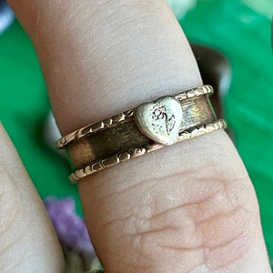 Antique early Victorian gold band ring, having a wtchy heart shaped motif engraved with a forget-me-not, internal inscription for “William”