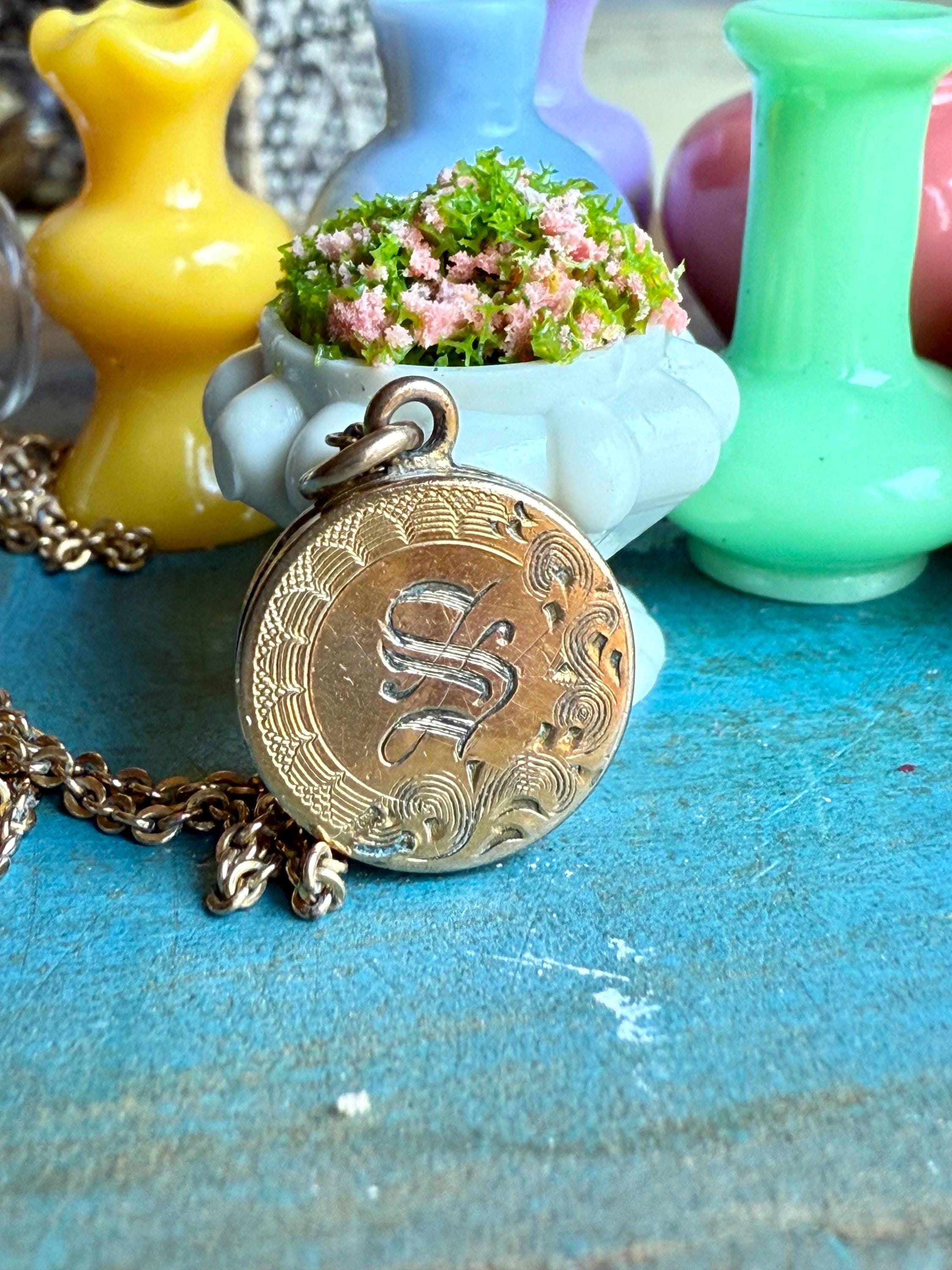 お土産として、Sのモノグラムが入った30年代の小さなヴィンテージ