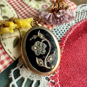 Médaillon de style victorien en émail noir et perle pour les myosotis