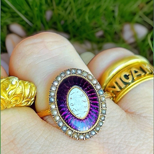 Extremely rare Georgian sentimental ring “Sacré à l’amitié” or “sacred to friendship” with purple guilloche enamel and natural pearls halo