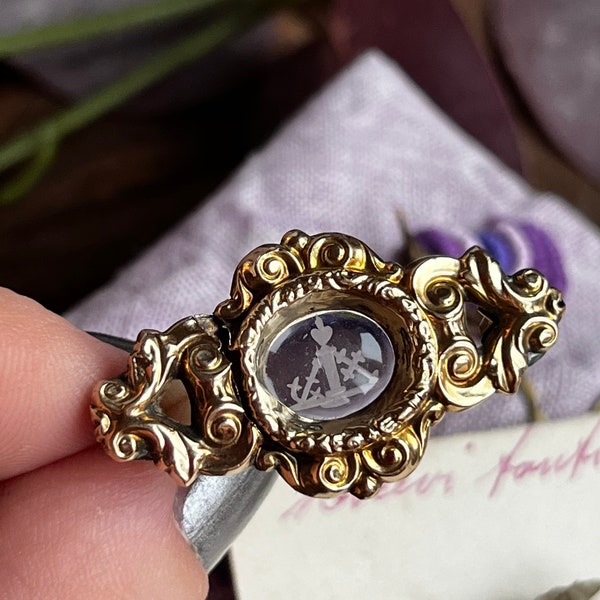 Broche géorgienne antique avec une intaille en verre représentant l'amour, la foi et l'espoir, broche Regency