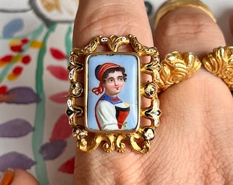 Broche antiguo de esmalte suizo: Chica georgiana con traje de Kyburg