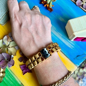 Pulsera antigua de estilo victoriano tardío con cierre de cameo de vidrio y eslabones grabados con motivos florales, pulsera de cameo victoriano