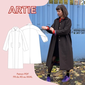 Peut inclure: Un manteau long à manches longues de couleur marron avec une fermeture boutonnée. Le manteau est présenté sur un mannequin devant un portail bleu. Le texte "ARTIE" est dans le coin supérieur gauche de l'image. Le texte "Patron PDF FR du XS au XXXL" est dans le centre inférieur de l'image.