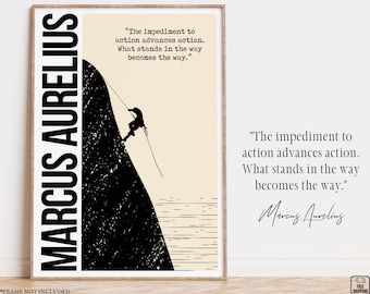 Puede incluir: Un póster imprimible en blanco y negro con una cita de Marco Aurelio. La cita dice: "El impedimento a la acción avanza la acción. Lo que se interpone en el camino se convierte en el camino." El póster presenta una silueta de una persona escalando una montaña.