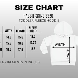 Pu&ograve; includere: Una tabella delle taglie per la felpa con cappuccio in pile per bambini Rabbit Skins 3326. La tabella elenca larghezze, lunghezze e lunghezze delle maniche in pollici per le taglie 2T, 4T e 5/6T con un'illustrazione della felpa bianca.
