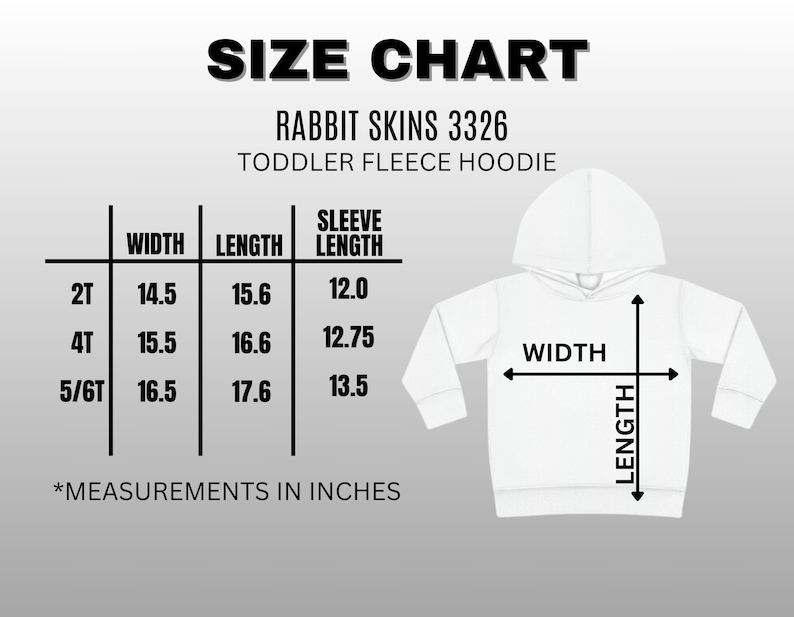 Pu&ograve; includere: Una tabella delle taglie per la felpa con cappuccio in pile per bambini Rabbit Skins 3326. La tabella elenca larghezze, lunghezze e lunghezze delle maniche in pollici per le taglie 2T, 4T e 5/6T con un'illustrazione della felpa bianca.