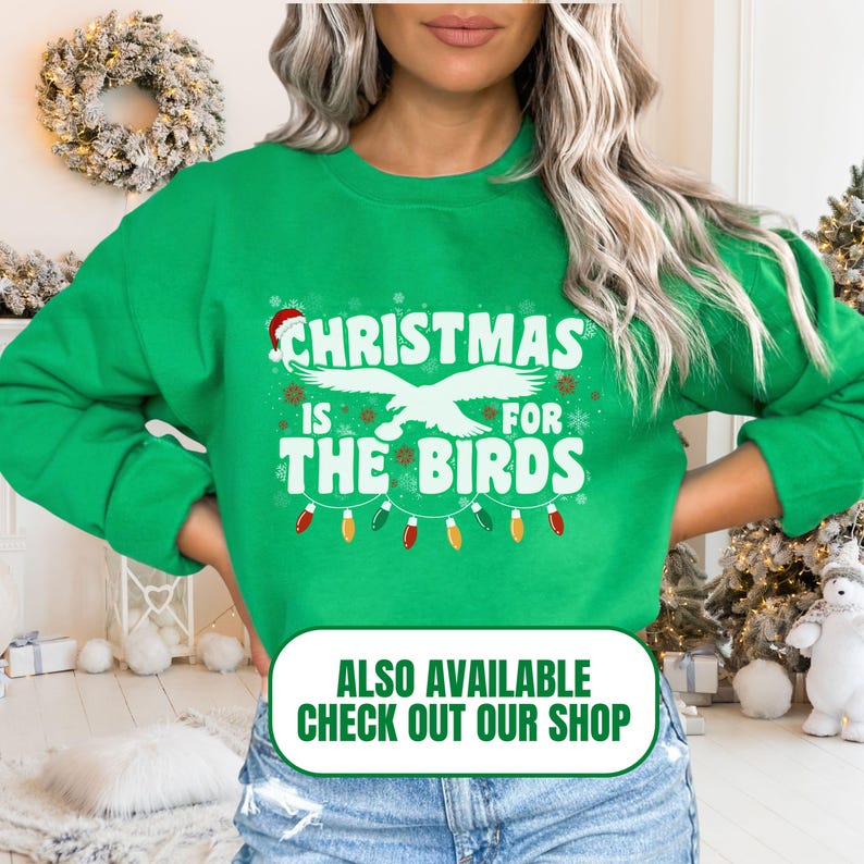 Pu&ograve; includere: Felpa verde natalizia con un design di aquila bianca e il testo "Christmas is for the birds". La felpa ha un design di ghirlanda di luci festive sotto il testo.