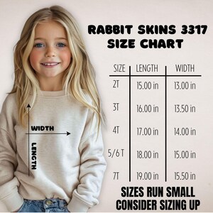 Pu&ograve; includere: Tabella taglie Rabbit Skins 3317 con una felpa beige e frecce di misurazione per lunghezza e larghezza. La tabella elenca le taglie da 2T a 7T con le relative misure in pollici. Testo: Sizes run small, consider sizing up.