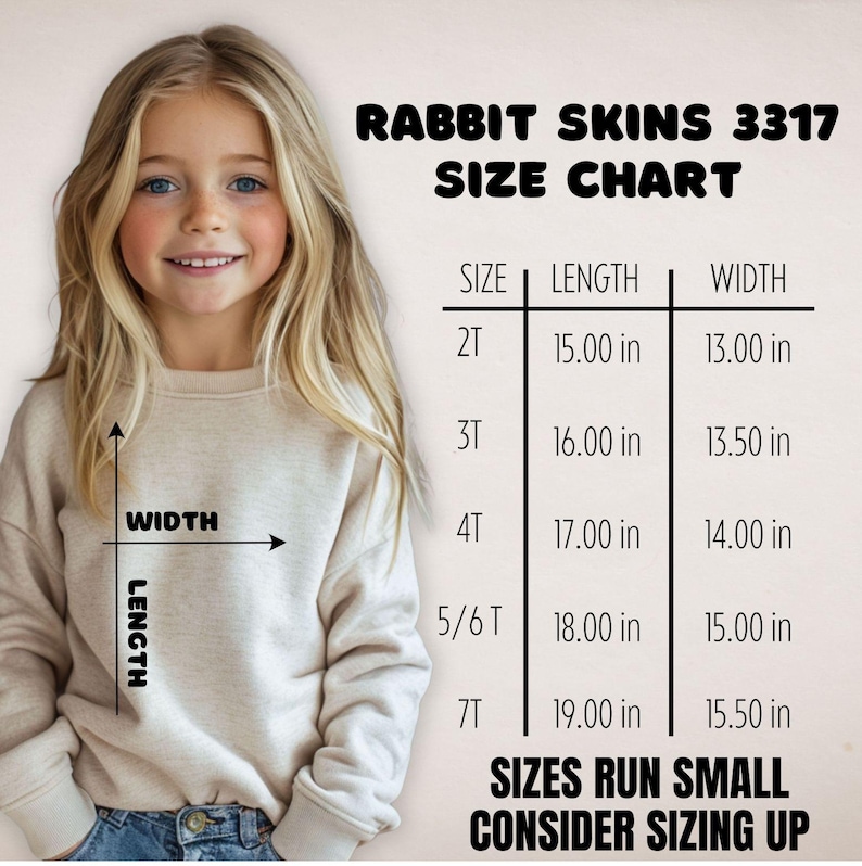 Pu&ograve; includere: Tabella taglie Rabbit Skins 3317 con una felpa beige e frecce di misurazione per lunghezza e larghezza. La tabella elenca le taglie da 2T a 7T con le relative misure in pollici. Testo: Sizes run small, consider sizing up.