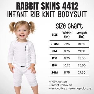 Puede incluir: Un body de punto acanalado blanco de manga larga para beb&eacute;, modelo Rabbit Skins 4412. La imagen incluye una tabla de tallas con medidas de ancho y largo en pulgadas para tallas de 0-3M a 24M, 100% algod&oacute;n y cierre de tres broches.