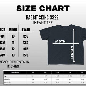 Puede incluir: Una tabla de tallas para una camiseta de beb&eacute; Rabbit Skins 3322. La tabla muestra medidas de ancho y largo en pulgadas para las tallas 6M, 12M, 18M y 24M. Una segunda tabla proporciona edad, altura en pulgadas y peso en libras para tallas de NB a 24M.